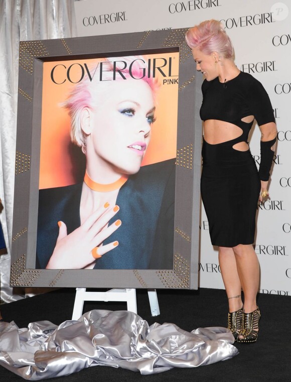 Pink dévoile son poster d'ambassadrice pour CoverGirl à l'hôtel Shutters On The Beach. Santa Monica, le 6 août 2012.
