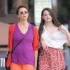 Annette Bening en promenade et discussion avec sa fille Isabel à New York le 6 août 2012
