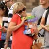 Reese Witherspoon, enceinte, fait ses courses à Santa Monica le 8 août 2012 : les bras légèrement chargés