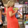 Reese Witherspoon, enceinte, fait ses courses à Santa Monica le 8 août 2012 : elle aurait peut-être dû prendre un panier