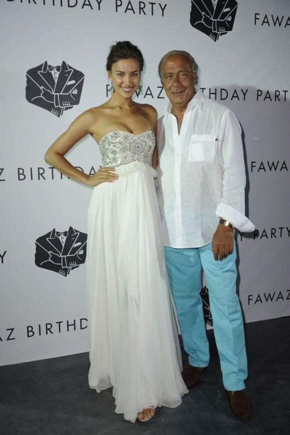Irina Shayk et Fawaz Gruosi qui fête ses soixante ans, lors de la soirée "I'm sexy and I know it" à Porto Cervo. Le 8 août 2012.