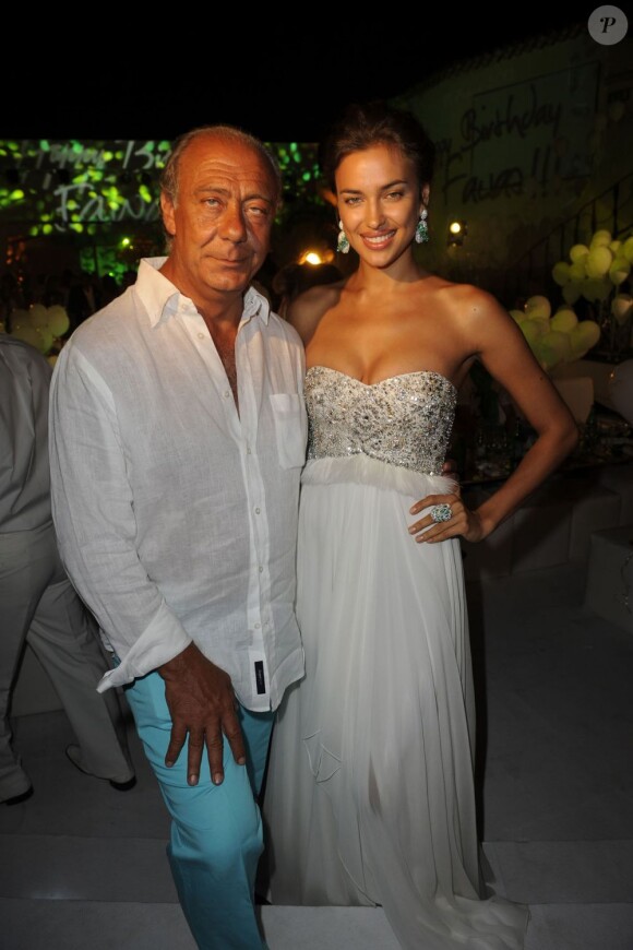 Fawaz Gruosi et son invité de marque Irina Shayk lors de la soirée "I'm sexy and I know it" à Porto Cervo. Le 8 août 2012.
