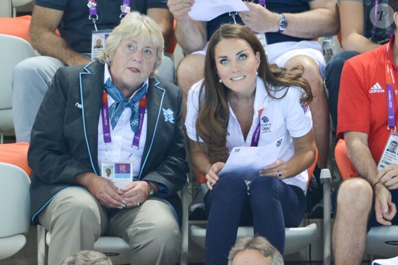 Kate Middleton a commenté le 9 août 2012 avec l'ex-patineuse Jenny Gray, à l'Aquatics Centre, les performances des nageuses britanniques en lice en natation synchronisée par équipes. La Grande-Bretagne a fini 6e.
