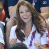 Kate Middleton, ambassadrice du Team GB pour les Jeux olympiques de Londres 2012, dans les gradins de l'Aquatics Centre pour soutenir et applaudir les nageuses britanniques en lice en natation synchronisée par équipes. La Grande-Bretagne a fini 6e.
