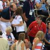 Le prince Albert de Monaco salue chaleureusement Kate Middleton le 9 août 2012, dans les gradins de l'Aquatics Centre lors de la compétition de natation synchronisée par équipes. La Grande-Bretagne a fini 6e.