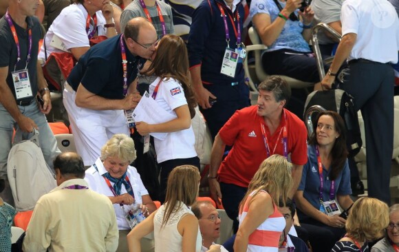 Le prince Albert de Monaco salue chaleureusement Kate Middleton le 9 août 2012, dans les gradins de l'Aquatics Centre lors de la compétition de natation synchronisée par équipes. La Grande-Bretagne a fini 6e.