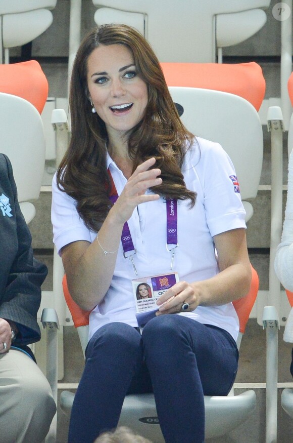 Kate Middleton, ambassadrice du Team GB pour les Jeux olympiques de Londres 2012, dans les gradins de l'Aquatics Centre pour soutenir et applaudir les nageuses britanniques en lice en natation synchronisée par équipes. La Grande-Bretagne a fini 6e.