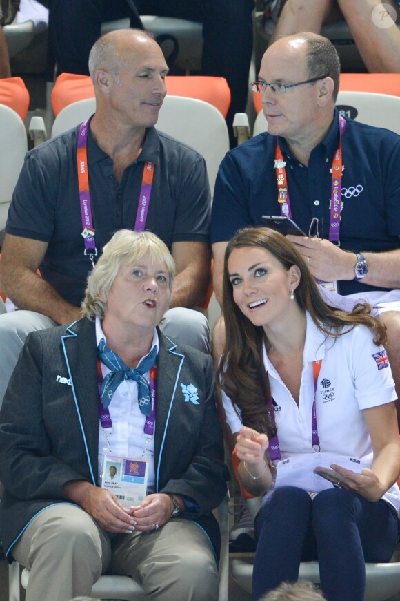 Kate Middleton a commenté le 9 août 2012 avec l'ex-patineuse Jenny Gray, à l'Aquatics Centre, les performances des nageuses britanniques en lice en natation synchronisée par équipes. La Grande-Bretagne a fini 6e.