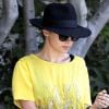 Nicole Richie twiste son total look black avec un top jaune Winter Kate. West Hollywood, le 9 août 2012.