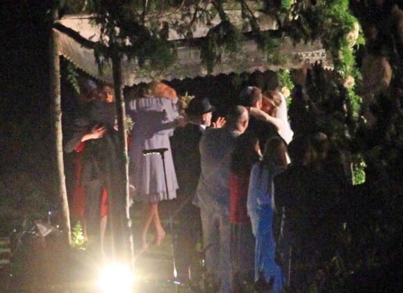 Mariage de Natalie Portman et Benjamin Millepied le 4 août 2012 à Big Sur en Californie - Les deux mariés s'embrassent