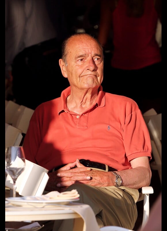 Jacques Chirac déjeune à la terrasse du restaurant Le Girelier, à St-Tropez, le vendredi 10 août 2012.