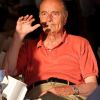 Jacques Chirac déjeune à la terrasse du restaurant Le Girelier, à St-Tropez, le vendredi 10 août 2012.