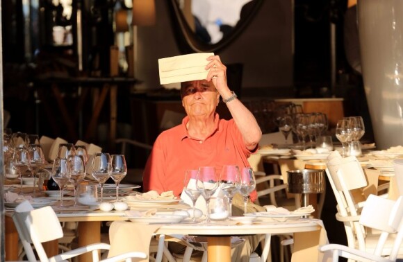 Jacques Chirac, ébloui par le soleil, déjeune à la terrasse du restaurant Le Girelier, à St-Tropez, le vendredi 10 août 2012.