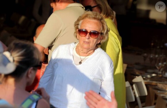 Bernadette Chirac déjeune à la terrasse du restaurant Le Girelier, à St-Tropez, le vendredi 10 août 2012.