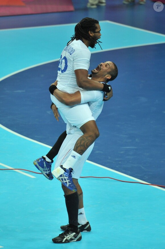 Cédric Sorhaindo dans les bras de Didier Dinart. Les Experts du hand français ont conservé le 12 août 2012 aux JO de Londres leur titre olympique de Pékin en battant en finale la Suède (22-21). Un doublé historique, une joie épique, une équipe de légende.