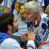 Nikola Karabatic félicité par sa famille... Les Experts du hand français ont conservé le 12 août 2012 aux JO de Londres leur titre olympique de Pékin en battant en finale la Suède (22-21). Un doublé historique, une joie épique, une équipe de légende.