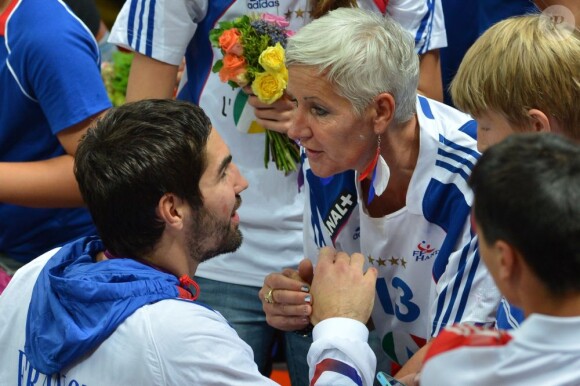 Nikola Karabatic félicité par sa famille... Les Experts du hand français ont conservé le 12 août 2012 aux JO de Londres leur titre olympique de Pékin en battant en finale la Suède (22-21). Un doublé historique, une joie épique, une équipe de légende.