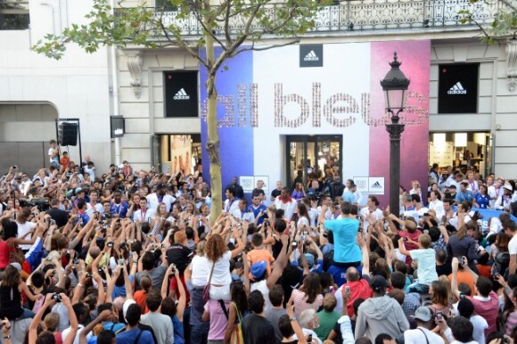 Des milliers de supporteurs se sont amassés sur les Champs-Elysées, quelques heures après le retour des sportifs français des Jeux Olympiques 2012 de Londres, le lundi 13 août 2012.