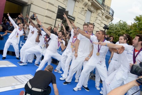 Les handballeurs français sur les Champs-Elysées, quelques heures après leur retour des Jeux Olympiques 2012 de Londres, le lundi 13 août 2012.