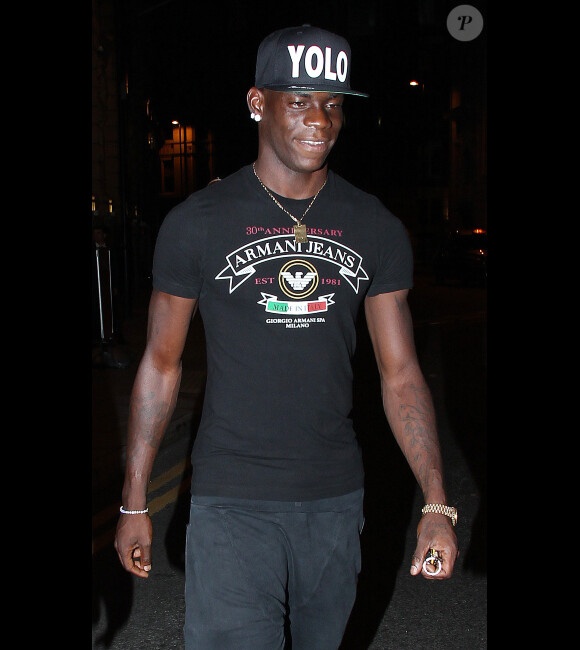 Le footballeur Mario Balotelli se rend dans un restaurant de Manchester pour fêter son anniversaire, le lundi 13 août 2012.