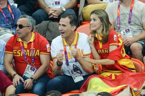 Letizia et Felipe d'Espagne devant Espagne - Corée du Sud le 11 août 2012 aux Jeux olympiques de Londres. Le prince Felipe étaient sur les nerfs, les Espagnoles ayant eu besoin de deux prolongations pour arracher la médaille de bronze (31-29).