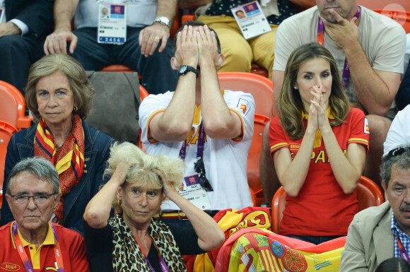 Un suspense insoutenable. Letizia et Felipe d'Espagne devant Espagne - Corée du Sud le 11 août 2012 aux Jeux olympiques de Londres. Le prince Felipe étaient sur les nerfs, les Espagnoles ayant eu besoin de deux prolongations pour arracher la médaille de bronze (31-29).