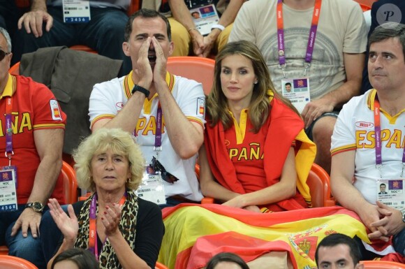 Letizia et Felipe d'Espagne devant Espagne - Corée du Sud le 11 août 2012 aux Jeux olympiques de Londres. Le prince Felipe étaient sur les nerfs, les Espagnoles ayant eu besoin de deux prolongations pour arracher la médaille de bronze (31-29).
