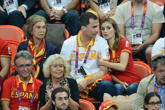 Letizia et Felipe d'Espagne devant Espagne - Corée du Sud le 11 août 2012 aux Jeux olympiques de Londres. Le prince Felipe étaient sur les nerfs, les Espagnoles ayant eu besoin de deux prolongations pour arracher la médaille de bronze (31-29).