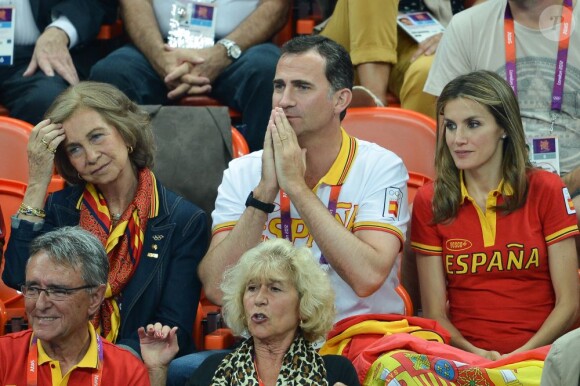 Letizia et Felipe d'Espagne devant Espagne - Corée du Sud le 11 août 2012 aux Jeux olympiques de Londres. Le prince Felipe étaient sur les nerfs, les Espagnoles ayant eu besoin de deux prolongations pour arracher la médaille de bronze (31-29).