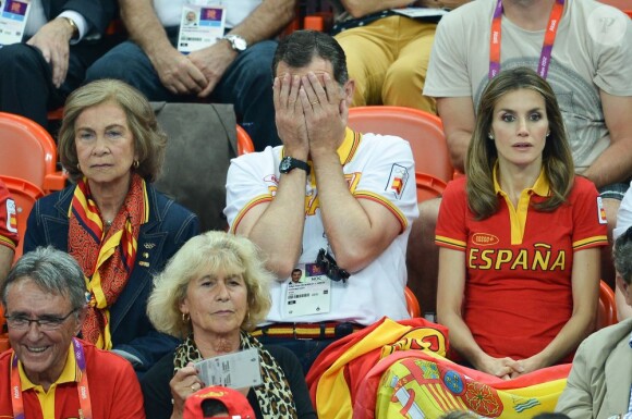 Letizia et Felipe d'Espagne devant Espagne - Corée du Sud le 11 août 2012 aux Jeux olympiques de Londres. Le prince Felipe étaient sur les nerfs, les Espagnoles ayant eu besoin de deux prolongations pour arracher la médaille de bronze (31-29).