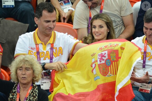 Letizia et Felipe d'Espagne, supporters mis à rude épreuve par Espagne - Corée du Sud le 11 août 2012 aux Jeux olympiques de Londres. Le prince Felipe étaient sur les nerfs, les Espagnoles ayant eu besoin de deux prolongations pour arracher la médaille de bronze (31-29).