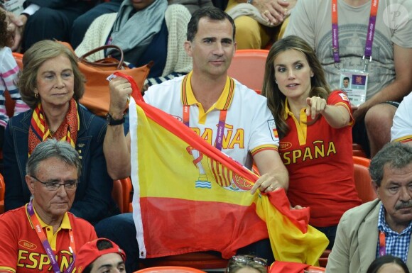 Letizia et Felipe d'Espagne devant Espagne - Corée du Sud le 11 août 2012 aux Jeux olympiques de Londres. Le prince Felipe étaient sur les nerfs, les Espagnoles ayant eu besoin de deux prolongations pour arracher la médaille de bronze (31-29).