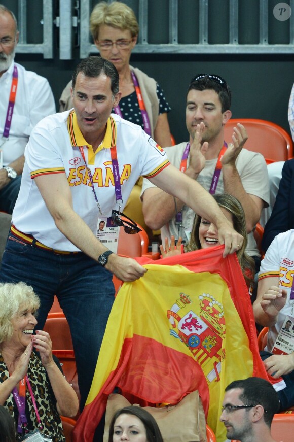 Olé ! Le torero Felipe fait une passe et Letizia disparaît ! Letizia et Felipe d'Espagne devant Espagne - Corée du Sud le 11 août 2012 aux Jeux olympiques de Londres. Le prince Felipe étaient sur les nerfs, les Espagnoles ayant eu besoin de deux prolongations pour arracher la médaille de bronze (31-29).