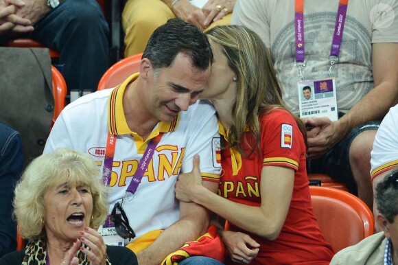 Letizia et Felipe d'Espagne devant Espagne - Corée du Sud le 11 août 2012 aux Jeux olympiques de Londres. Le prince Felipe étaient sur les nerfs, les Espagnoles ayant eu besoin de deux prolongations pour arracher la médaille de bronze (31-29).