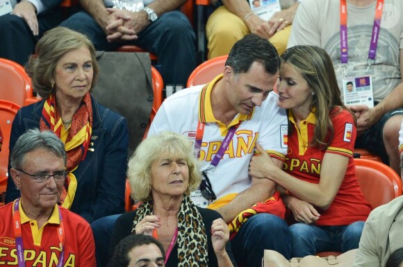 Letizia et Felipe d'Espagne devant Espagne - Corée du Sud le 11 août 2012 aux Jeux olympiques de Londres. Le prince Felipe étaient sur les nerfs, les Espagnoles ayant eu besoin de deux prolongations pour arracher la médaille de bronze (31-29).