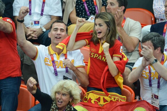 Letizia et Felipe d'Espagne devant Espagne - Corée du Sud le 11 août 2012 aux Jeux olympiques de Londres. Le prince Felipe étaient sur les nerfs, les Espagnoles ayant eu besoin de deux prolongations pour arracher la médaille de bronze (31-29).