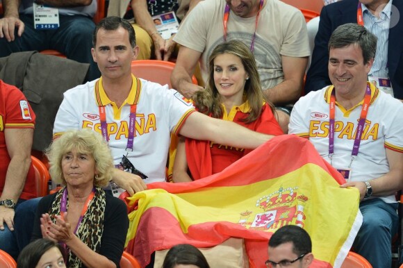 Letizia et Felipe d'Espagne devant Espagne - Corée du Sud le 11 août 2012 aux Jeux olympiques de Londres. Le prince Felipe étaient sur les nerfs, les Espagnoles ayant eu besoin de deux prolongations pour arracher la médaille de bronze (31-29).