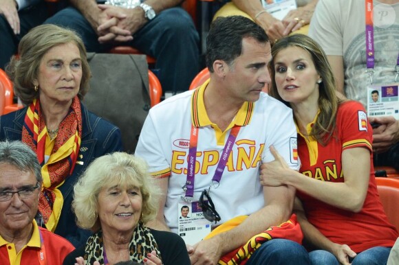 Letizia et Felipe d'Espagne devant Espagne - Corée du Sud le 11 août 2012 aux Jeux olympiques de Londres. Le prince Felipe étaient sur les nerfs, les Espagnoles ayant eu besoin de deux prolongations pour arracher la médaille de bronze (31-29).