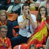 Letizia et Felipe d'Espagne devant Espagne - Corée du Sud le 11 août 2012 aux Jeux olympiques de Londres. Le prince Felipe étaient sur les nerfs, les Espagnoles ayant eu besoin de deux prolongations pour arracher la médaille de bronze (31-29).