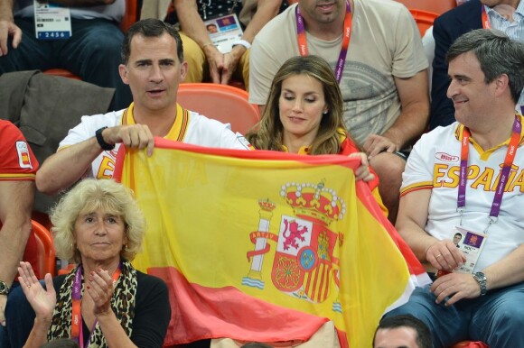 Letizia et Felipe d'Espagne devant Espagne - Corée du Sud le 11 août 2012 aux Jeux olympiques de Londres. Le prince Felipe étaient sur les nerfs, les Espagnoles ayant eu besoin de deux prolongations pour arracher la médaille de bronze (31-29).
