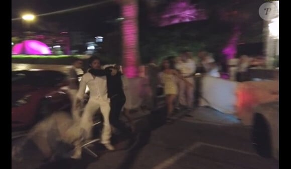 Image de la vidéo amateur de la bagarre impliquant le prince Carl Philip de Suède, sa compagne Sofia Hellqvist et leurs amis devant le Baoli club de Cannes dans la nuit du 10 au 11 août 2012.