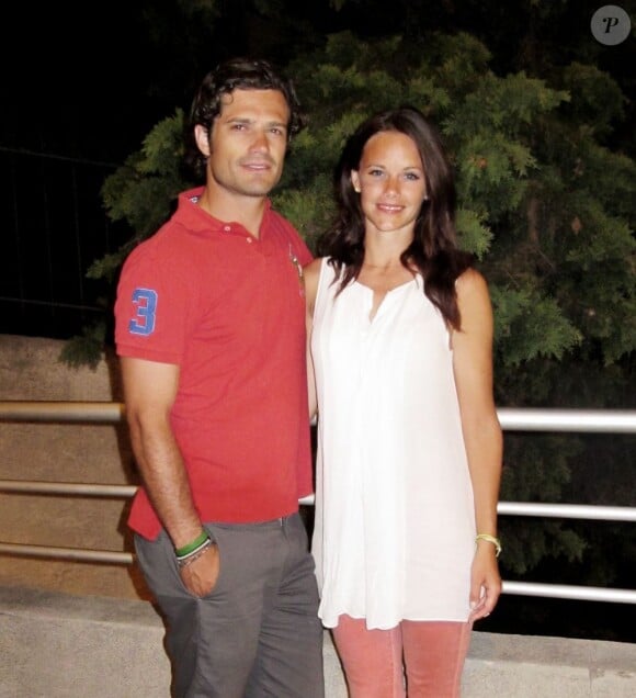 Le prince Carl Philip de Suède et sa compagne Sofia Hellqvist posant le 13 août 2012 sur la Côte d'Azur peu après la bagarre dans laquelle ils ont été impliqués devant le Baoli club de Cannes dans la nuit du 10 au 11 août 2012.