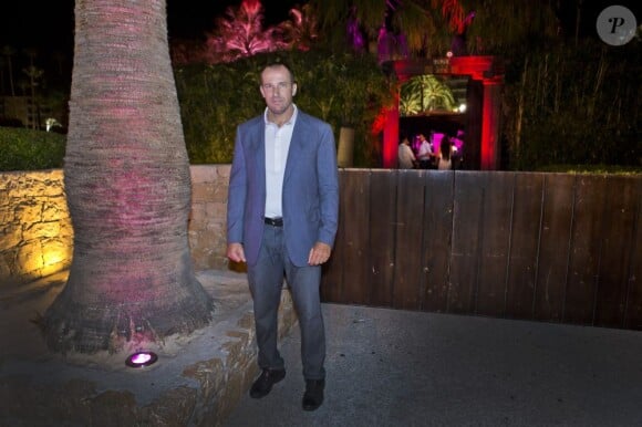 Stéphane Réveillon, chef de la sécurité au club Baoli de Cannes, a donné sa version des faits sur la bagarre dans laquelle le prince Carl Philip de Suède a été impliqué avec sa compagne Sofia Hellqvist dans la nuit du 10 au 11 août 2012.