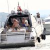 Elton John montre ses fesses sur son yacht le 13 août 2012 à Saint-Tropez. Certains affirment que le bateau de Michael Caine se trouvait alors juste à côté