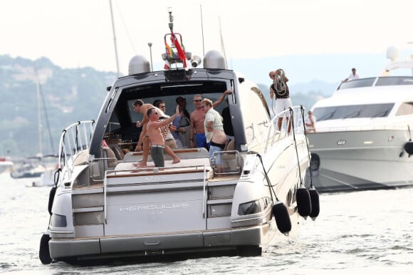 Elton John montre ses fesses sur son yacht le 13 août 2012 à Saint-Tropez. Certains affirment que le bateau de Michael Caine se trouvait alors juste à côté