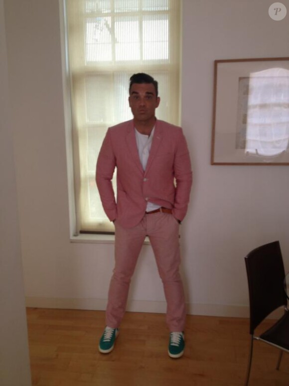 Robbie Williams prêt pour le tournage de son nouveau clip, en rose, mi-août 2012. Un clin d'oeil à la naissance imminente de sa petite fille ?
