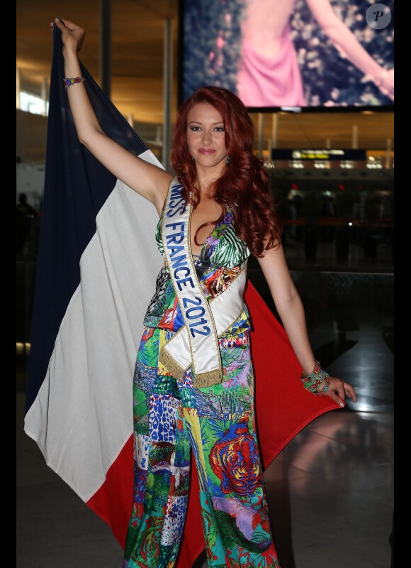 Delphine Wespiser s'envole pour le concours Miss Monde le 19 juillet 2012 à Roissy