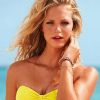 Erin Heatherton, très sexy dans son bikini jaune Victoria's Secret.