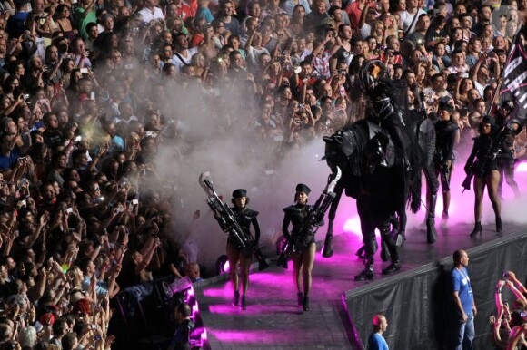 Lady Gaga à cheval en plein Born This Way Ball à Bucarest, le 16 août 2012.