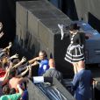 Lady Gaga salue ses fans avant le début de son Born This Way Ball à Bucarest, le 16 août 2012.